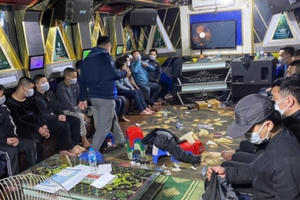 Hòa Bình: Bắt giữ 21 đối tượng đánh bạc trong quán karaoke