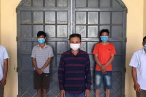 Triệt phá nhóm đối tượng tổ chức đánh bạc xuyên đêm trong rừng