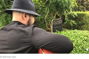 [Clip]: Người đàn ông ôm đàn hát trước mộ cố nhạc sĩ, ca sĩ Trần Lập gây "bão"