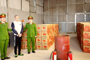 Bắt giữ gần 7 tấn pháo nổ "ngụy trang" trong thùng đựng hoa quả