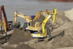 Hai bờ sông Hồng bị biến thành… bãi chứa vật liệu