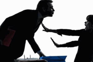 Xử lý quấy rối tình dục tại nơi làm việc: Không được chấp nhận lời bào chữa của thủ phạm!