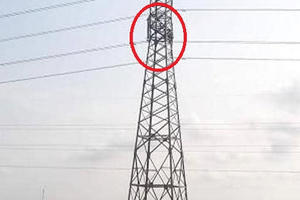 Người đàn ông nghi ngáo đá ngồi vắt vẻo cả ngày trên cột điện cao thế