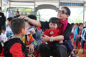 Danh ca Khánh Ly ân cần, âu yếm với các em nhiễm HIV trong buổi từ thiện tại Ba Vì