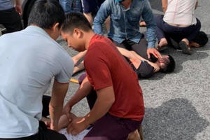 [Clip]: Vây bắt các đối tượng vận chuyển ma túy liều lĩnh chống trả lại lực lượng chức năng