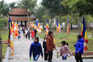 Bắc Giang: Đông đảo du khách đến tham quan, chiêm bái các điểm di tích nổi tiếng trên địa bàn huyện Yên Dũng