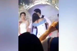 Dân mạng trầm trồ với Clip chú rể ôm người yêu cũ khóc nức nở giữa hôn trường, cô dâu đứng bất động