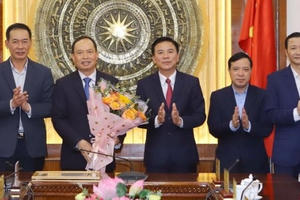 Nguyên Bí thư tỉnh ủy Thanh Hóa Trịnh Văn Chiến nhận huy hiệu 30 năm tuổi Đảng