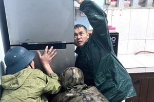 Lâm Đồng: Trắng đêm giúp dân chống ngập lụt, lũ quét, sạt lở đất