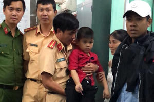 CSGT phát loa tìm gia đình cho bé trai 5 tuổi đi lạc trong đêm bắn pháo hoa