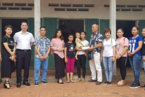 Vĩnh Phúc: Nữ sinh cơ cực, vừa học vừa kiếm sống để nuôi hai em khi mẹ bỗng nhiên mất sớm