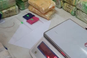 Ông trùm lên đạn súng cố thủ trong ô tô cùng lô “hàng trắng” siêu khủng