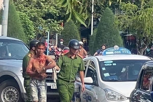 Tạm giữ đối tượng đâm bảo vệ ngân hàng