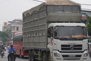 Phạt đến 5 triệu đồng đối với xe chở hàng quá khổ
