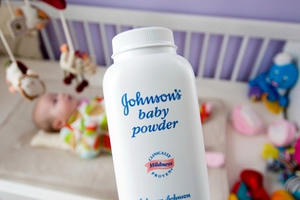 Johnson & Johnson bồi thường 72 triệu USD vì phấn rôm gây ung thư Johnson & Johnson bồi thường 72 triệu USD vì phấn rôm gây ung thư