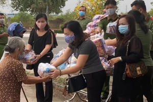 Đồn công an khu công nghiệp Nhơn Trạch gửi 700 phần quà đến người nghèo