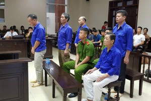 Clip Trùm bảo kê Hưng "kính" trả lời HĐXX khiến nhiều người tham dự phiên tòa 'sốc"