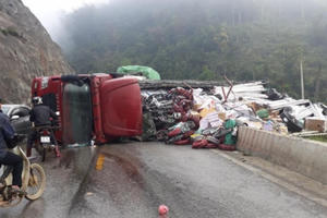 Xe đầu kéo lật ngang giữa đường, QL6 ùn tắc kéo dài