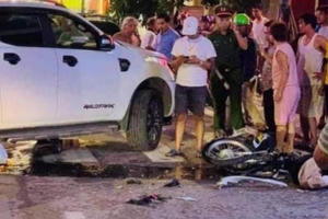 Quảng Ninh: Va chạm với xe bán tải, hai thanh niên nhập viện