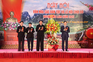Cao Bằng: Tưng bừng khai mạc Ngày hội Văn hóa các dân tộc và lễ hội chọi bò huyện Bảo Lâm