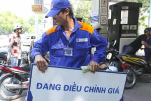 Giá xăng tăng mạnh trên 1.000 đồng