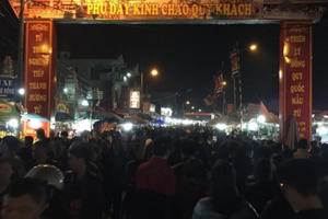 Nam Định: Dòng người kẹt cứng, gào thét trong mưa tại Hội chợ Viềng
