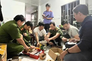 Khám xét khẩn cấp cơ sở chế tạo vũ khí, thu giữ nhiều súng đạn nguy hiểm