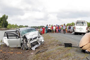 Hai ôtô đối đầu, 11 người bị thương