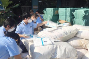 Xe tải chở vật tư y tế, găng tay y tế đã qua sử dụng bị bắt giữ tại TP HCM