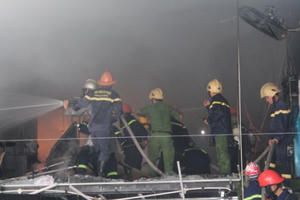 Đà Nẵng: Gara ô tô bất ngờ phát hỏa giữa lúc nhân viên đang làm việc