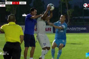 Sốc với cảnh HLV Phố Hiến lao ra bóp cổ cầu thủ An Giang