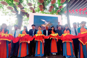 Khai mạc triển lãm “Nhạn và Hải âu Kiên Giang” của Anh hùng lao động Trần Lam