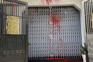 TP. Hồ Chí Minh: Một gia đình bị ‘khủng bố’ bằng sơn