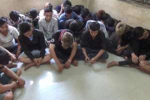 Bình Dương: Mâu thuẫn trong việc đá gà ăn tiền, chuẩn bị súng và lựu đạn để hỗn chiến