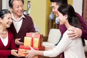 Tết đến lại ngẫm chuyện “nghĩa vụ”… quà biếu!