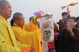 Hà Nội: Hàng trăm nhà sư và phật tử tham gia phóng sinh tại bến phà sông Hồng