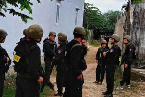 Video: Hàng trăm cảnh sát đột kích sới bạc "khủng" dùng thuyền truy bắt "con bạc" bơi sông bỏ trốn