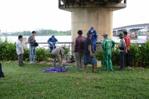 TP HCM: Nhiều người đồng loạt tháo chạy khi thấy thi thể nổi lềnh bềnh ở sông TP HCM: Nhiều người đồng loạt tháo chạy khi thấy thi thể nổi lềnh bềnh ở sông