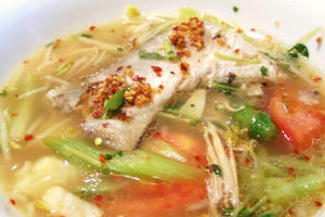 Mát lành canh cá thát lát nấu cải xanh