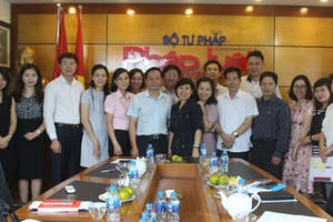 Báo Pháp luật Việt Nam làm tốt việc xây dựng các điển hình tiên tiến Báo Pháp luật Việt Nam làm tốt việc xây dựng các điển hình tiên tiến