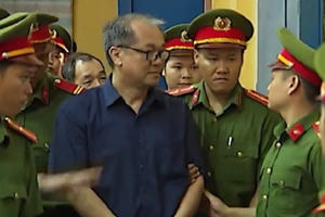 Phạm Công Danh mệt mỏi, Trầm Bê tươi cười tại tòa