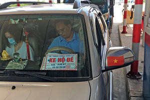 Cục Ứng phó và khắc phục hậu quả thiên tai "thanh minh" vụ hàng loạt xe biển trắng đeo phù hiệu hộ đê