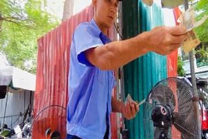 Bãi trông giữ xe trái phép tại phường Lê Đại Hành: Chỉ là "tăng gia" cho bảo vệ (!)