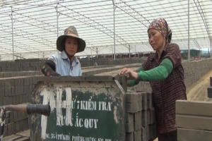 Xử lý lò gạch thủ công: UBND huyện Sóc Sơn đang "vàng, thau lẫn lộn"? Xử lý lò gạch thủ công: UBND huyện Sóc Sơn đang "vàng, thau lẫn lộn"?