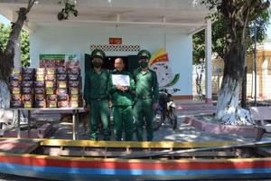 Truy đuổi nhóm người bỏ lại 180kg pháo lậu nhảy xuống sông để thoát thân