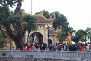 Chùa Trấn Quốc chật cứng người đi lễ