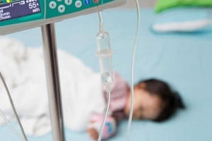 Bé 18 tháng suýt mất mạng vì dùng Oresol pha sẵn để bù nước