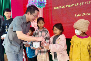 Báo Pháp luật Việt Nam hỗ trợ người dân vùng mưa lũ Lâm Đồng sửa chữa nhà