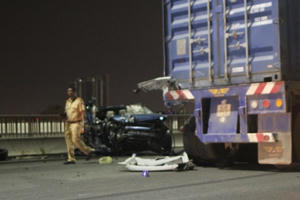 Xế sang húc đuôi container, cô gái trẻ văng ra ngoài tử vong