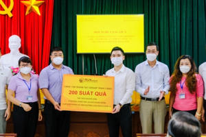 Cán bộ nhân viên T&T Group trao tặng 3.000 suất quà cho người dân Hà Nội gặp khó khăn do Covid-19